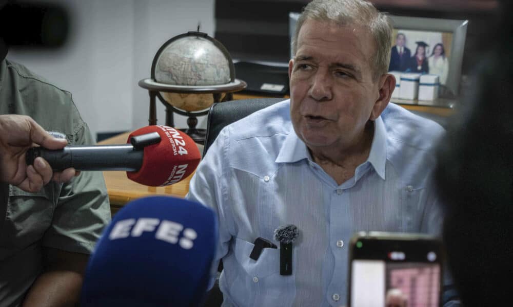 El candidato a la Presidencia de Venezuela por la Plataforma Unitaria Democrática (PUD), Edmundo González Urrutia, habla con periodistas este martes, en la sede del partido Un Nuevo Tiempo, en Maracaibo (Venezuela). EFE/ Luis Carlos Sánchez