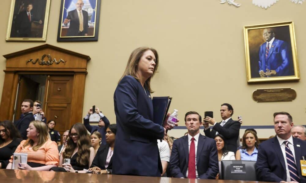 La directora del Servicio Secreto de los Estados Unidos, Kimberly Cheatle (c), llega a una audiencia del Comité de Supervisión y Responsabilidad de la Cámara de Representantes de los Estados Unidos en Capitol Hill en Washington, DC, Estados Unidos. EFE/Michael Reynolds