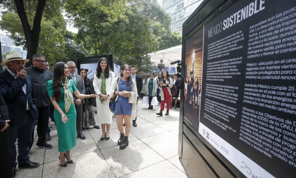 La directora de Iberdrola México, Katya Somohano (c), observa la exposición ‘México Sostenible’ inaugurada este jueves en Ciudad de México (México). La exposición fotográfica ‘México sostenible’ fue inaugurada este jueves en la Ciudad de México con el objetivo de concienciar a la sociedad sobre los efectos de la crisis climática en el mundo y de la importancia de generar soluciones sostenibles como el uso de energías renovables. EFE/Isaac Esquivel