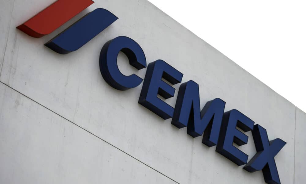 Fotografía de archivo de un logotipo de la empresa cementera Cemex, en Monterrey (México). EFE/Miguel Sierra