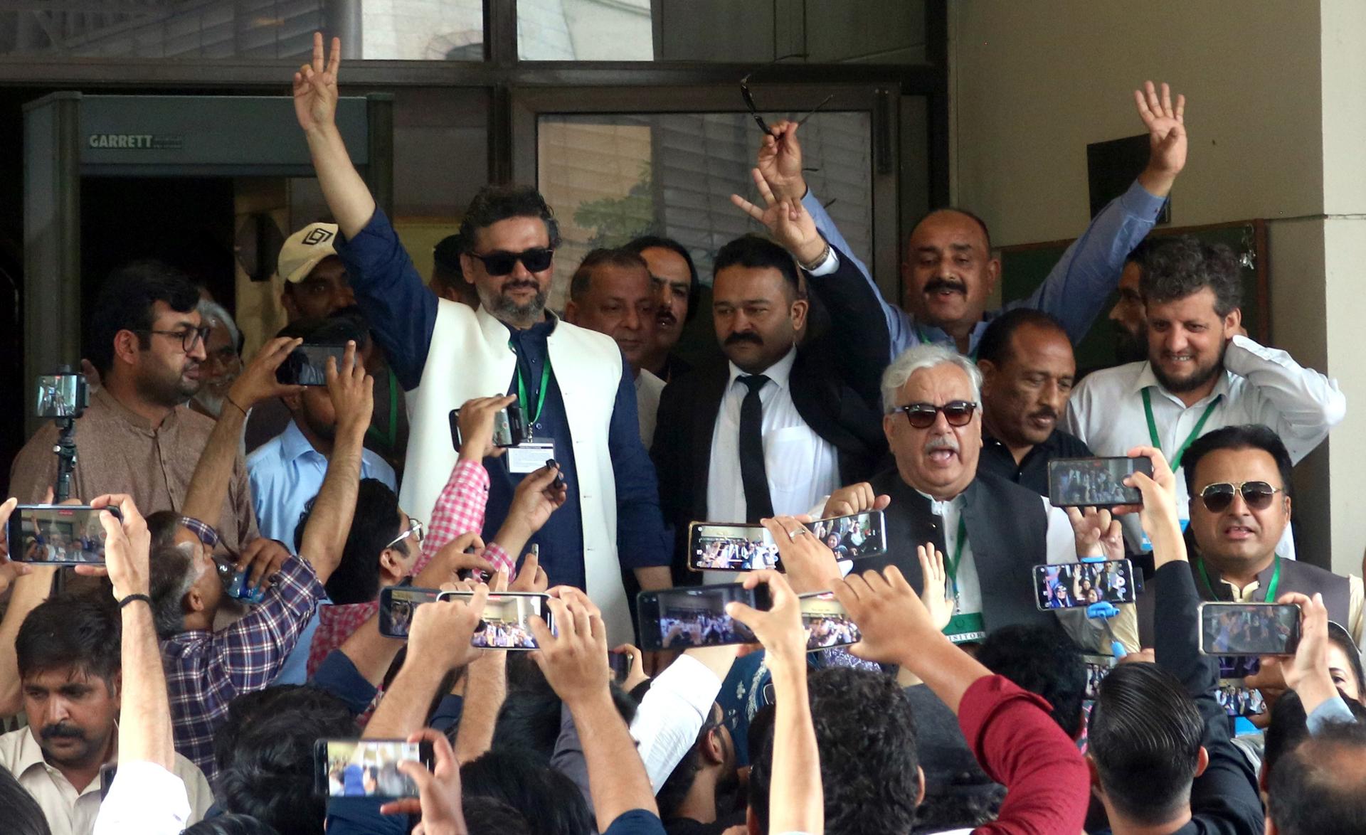 Faisal Javed (c-izq), líder del partido Pakistán Tehreek-e-Insaf (PTI), hace el signo de la victoria ante sus partidarios a las puertas de la Corte Suprema de Pakistán, en Islamabad, el 12 de julio de 2024. EFE/EPA/RIZWAN KHAN