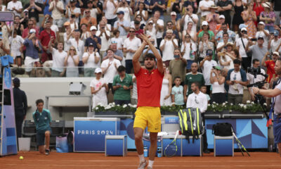 El tenista español Carlos Alcaraz se despide del público tras su victoria en el partido de tercera ronda del torneo individual masculino de tenis de los Juegos Olímpicos de París 2024 disputado contra el ruso Roman Safiullin, en el complejo de tenis Roland Garros de París. EFE/ Juanjo Martín