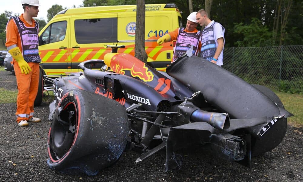 El monoplaza de Sergio Pérez, tras el choque. EFE/EPA/Zsolt Czegledi