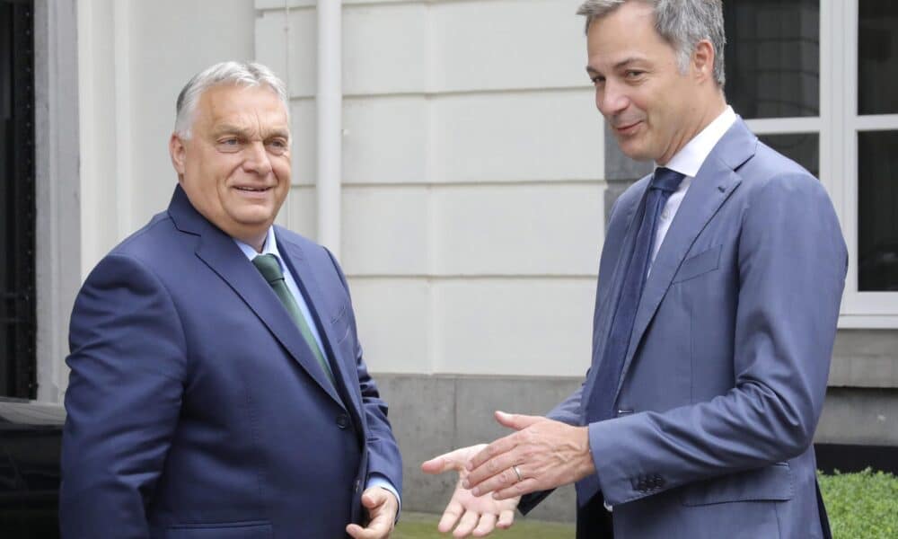 El primer ministro belga, Alexander de Croo (d), da la bienvenida al primer ministro húngaro, Viktor Orban (i), antes de su reunión en Bruselas, Bélgica, el 1 de julio de 2024. El primer ministro húngaro, Viktor Orban, está de visita en Bruselas mientras Hungría asume la presidencia de la Unión Europea a partir del 1 de julio. (Bélgica, Hungría, Bruselas) EFE/EPA/NICOLÁS LANDEMARD