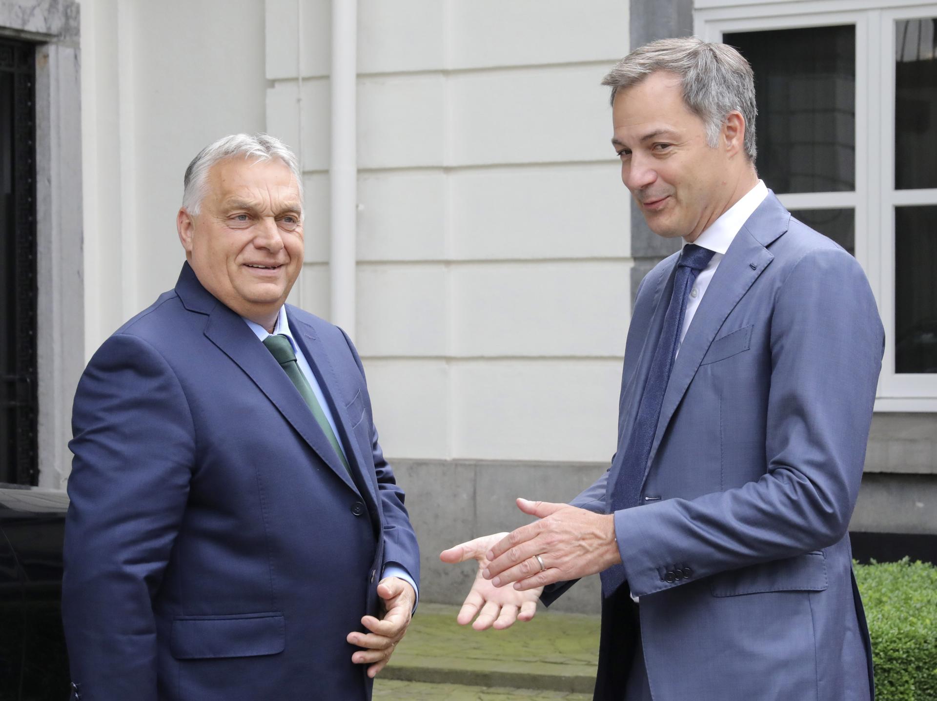 El primer ministro belga, Alexander de Croo (d), da la bienvenida al primer ministro húngaro, Viktor Orban (i), antes de su reunión en Bruselas, Bélgica, el 1 de julio de 2024. El primer ministro húngaro, Viktor Orban, está de visita en Bruselas mientras Hungría asume la presidencia de la Unión Europea a partir del 1 de julio. (Bélgica, Hungría, Bruselas) EFE/EPA/NICOLÁS LANDEMARD