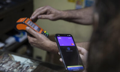 Un cliente realiza una compra mediante el método de proximidad del teléfono móvil con la aplicación de un banco digital en Sao Paulo (Brasil). EFE/ Isaac Fontana