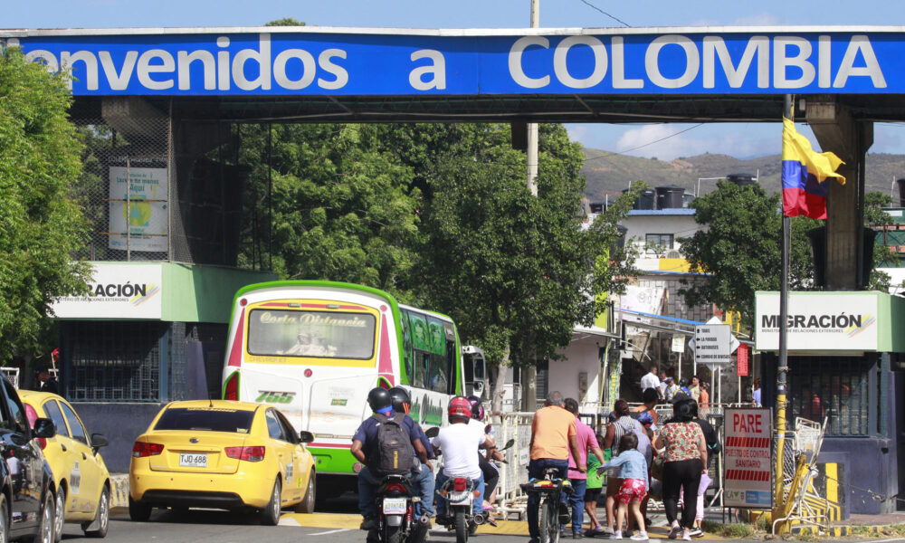 Fotografía de archivo en donde se ven vehículos que cruzan el puente internacional Simón Bolívar que une a Villa del Rosario (Colombia) con San Antonio del Táchira (Venezuela). EFE/Mario Caicedo