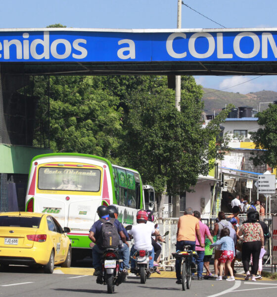 Fotografía de archivo en donde se ven vehículos que cruzan el puente internacional Simón Bolívar que une a Villa del Rosario (Colombia) con San Antonio del Táchira (Venezuela). EFE/Mario Caicedo