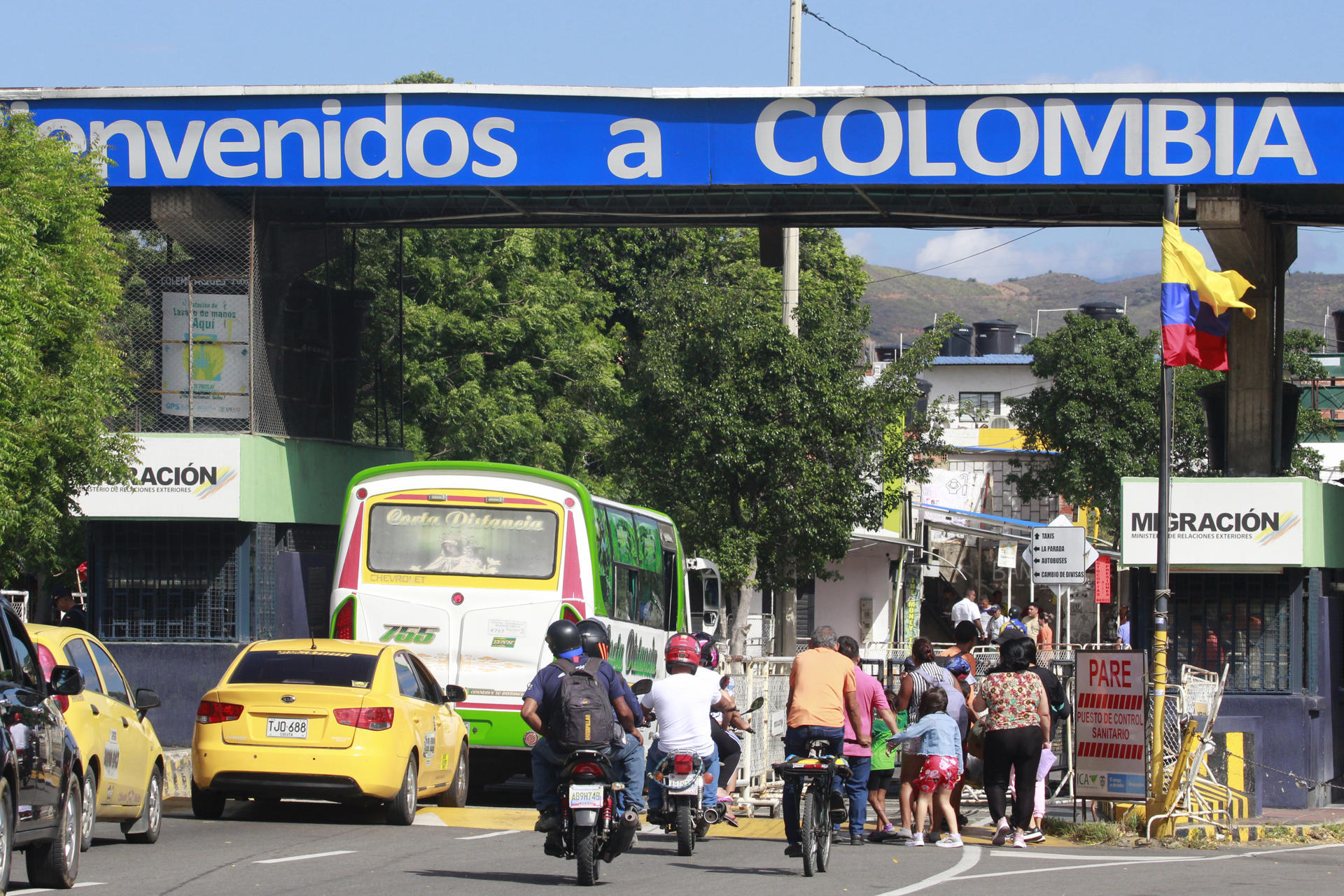 Fotografía de archivo en donde se ven vehículos que cruzan el puente internacional Simón Bolívar que une a Villa del Rosario (Colombia) con San Antonio del Táchira (Venezuela). EFE/Mario Caicedo