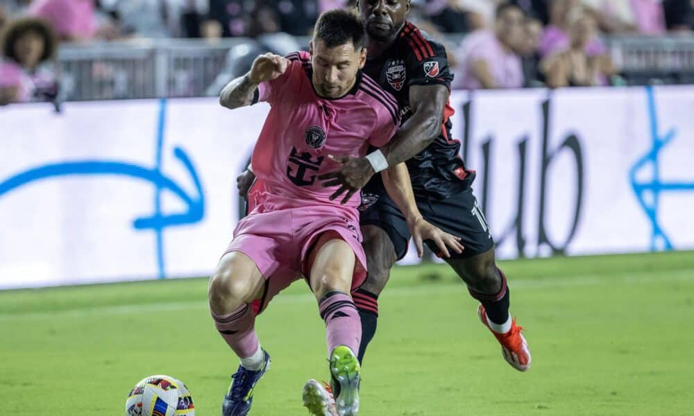 Fotografía de archivo en la que se registró al atacante estrella del Inter Miami, el argentino Lionel Messi (i), al defender un balón ante la marca del colombiano Cristian Dájome, delantero del D.C. United, durante un partido de la MLS. Dájome aportó un doblete para que su equipo volviera a la victoria por 2-1 sobre Nashville, luego de 12 jornadas. EFE/Cristóbal Herrera