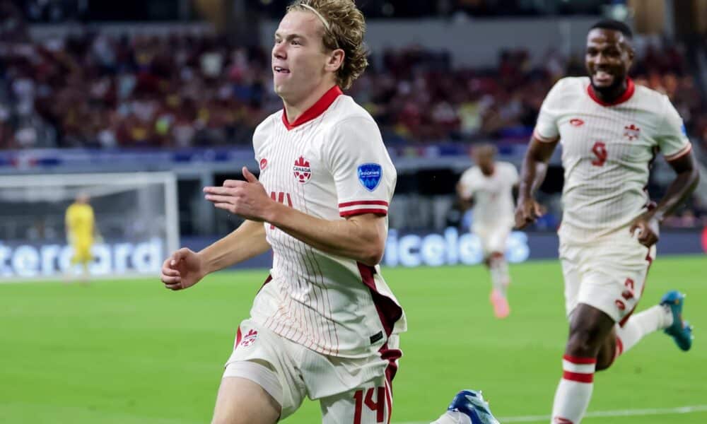 Jacob Shaffelburg (i) de Canadá reacciona después de marcar el gol en la Copa América 2024. EFE/EPA/KEVIN JAIRAJ