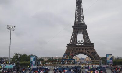 La pareja cubana de voley playa formada por Noslen Díaz Amaro y Jorge Luis Alayo Moliner ante los los estadounidenses Milas Partain y Andrés Benesh junto a la Torre Eiffel en París. EFE/David Ramiro