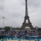 La pareja cubana de voley playa formada por Noslen Díaz Amaro y Jorge Luis Alayo Moliner ante los los estadounidenses Milas Partain y Andrés Benesh junto a la Torre Eiffel en París. EFE/David Ramiro