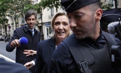 Marine le Pen (C), diputada francesa del partido de extrema derecha Rassemblement National (RN), llega a la sede del partido en París, Francia, el 04 de julio de 2024. La Agrupación Nacional de extrema derecha de Francia ha logrado avances significativos en la primera vuelta de las elecciones parlamentarias. La segunda vuelta de las elecciones para un nuevo Parlamento se celebrará el 7 de julio de 2024. (Elecciones, Francia) EFE/EPA/YOAN VALAT