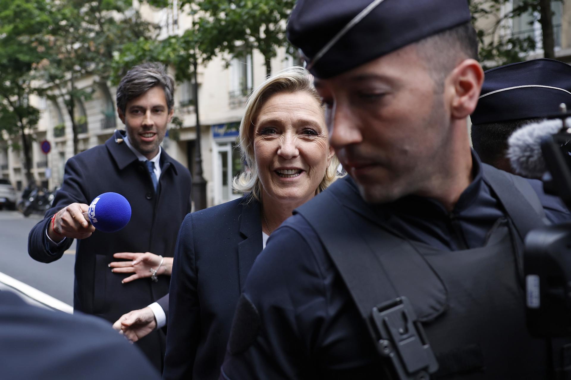 Marine le Pen (C), diputada francesa del partido de extrema derecha Rassemblement National (RN), llega a la sede del partido en París, Francia, el 04 de julio de 2024. La Agrupación Nacional de extrema derecha de Francia ha logrado avances significativos en la primera vuelta de las elecciones parlamentarias. La segunda vuelta de las elecciones para un nuevo Parlamento se celebrará el 7 de julio de 2024. (Elecciones, Francia) EFE/EPA/YOAN VALAT
