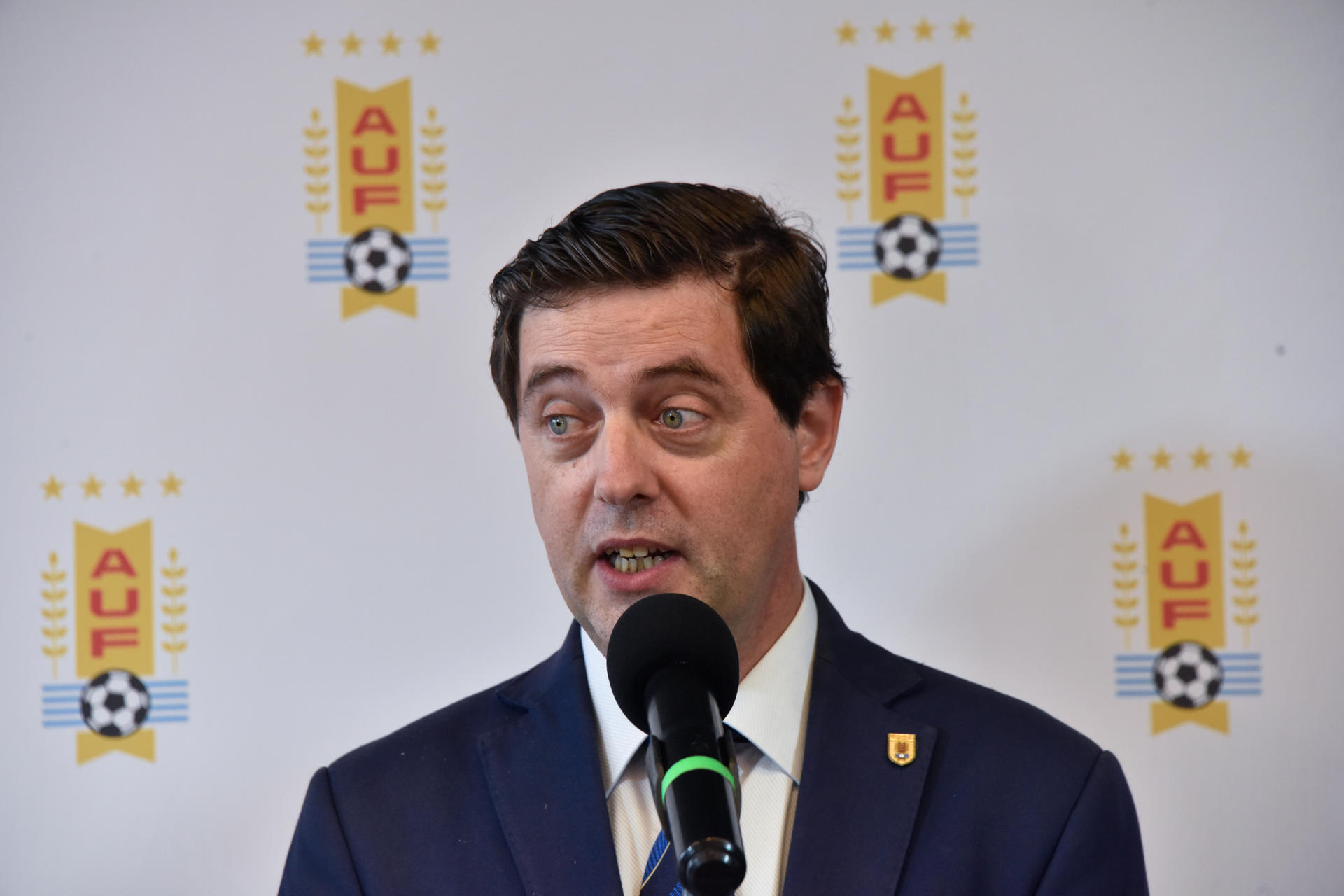 Fotografía de archivo en la que se registró al presidente de la Asociación Uruguaya de Fútbol (AUF), Ignacio Alonso, durante una rueda de prensa, en Montevideo (Uruguay). EFE/Federico Gutiérrez