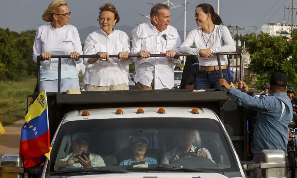 El candidato a la presidencia de Venezuela, Edmundo González (2-d), y la líder de la oposición, María Corina Machado (2-d), participan en un acto de campaña este miércoles, en Puerto La Cruz (Venezuela). EFE/ Miguel Gutiérrez