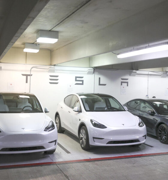 Fotografía de archivo que muestra automóviles Tesla alineados en una estación de carga el 13 de diciembre de 2023 en Austin, Texas (EE.UU.). EFE/EPA/ADAM DAVIS