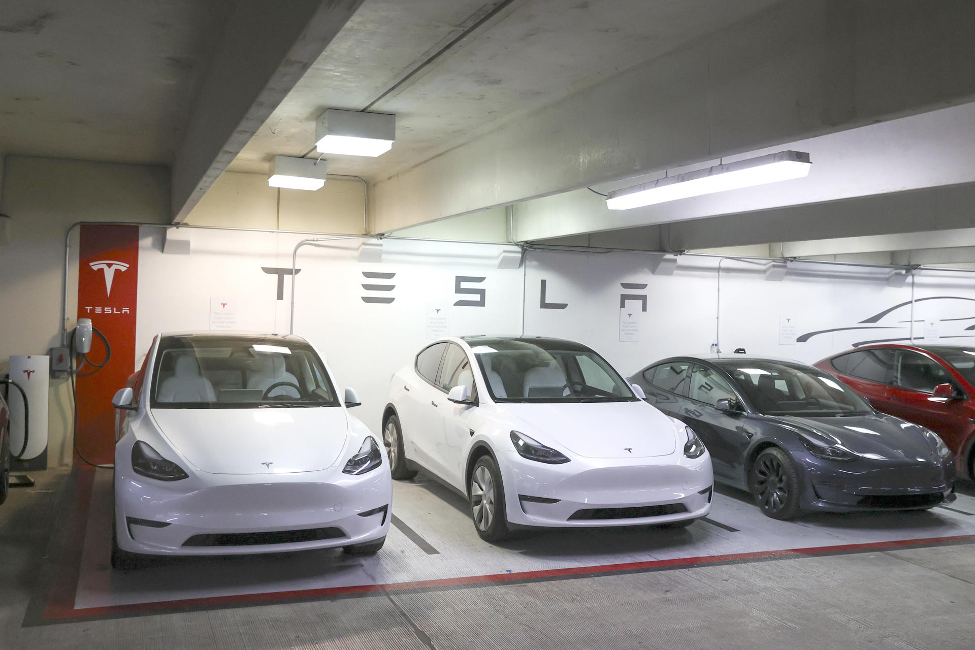 Fotografía de archivo que muestra automóviles Tesla alineados en una estación de carga el 13 de diciembre de 2023 en Austin, Texas (EE.UU.). EFE/EPA/ADAM DAVIS