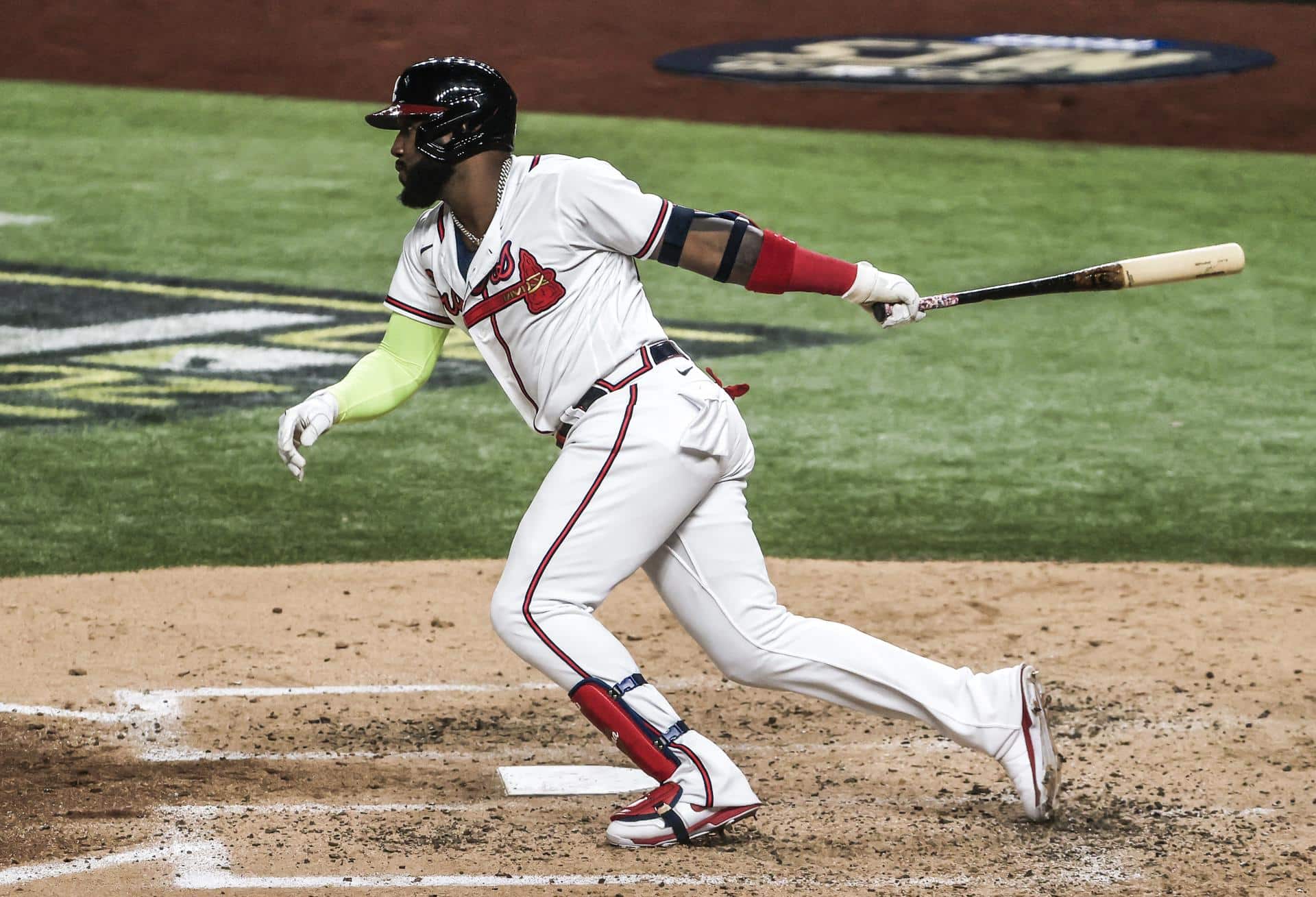 Fotografía de archivo en la que se registró al dominicano Marcell Ozuna, jardinero izquierdo de los Bravos de Atlanta, quien aportó un jonrón de tres carreras en el triunfo a domicilio de su equipo 6-8 sobre los Filis de Filadelfia en la MLB. EFE/Tannen Maury