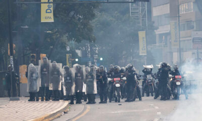 Integrantes de la Policía Nacional Bolivariana (PNB) enfrentan a manifestantes opositores el lunes 29 de julio de 2024, durante una protesta contra de los resultados de las elecciones presidenciales en Caracas (Venezuela). EFE/ Ronald Peña R.