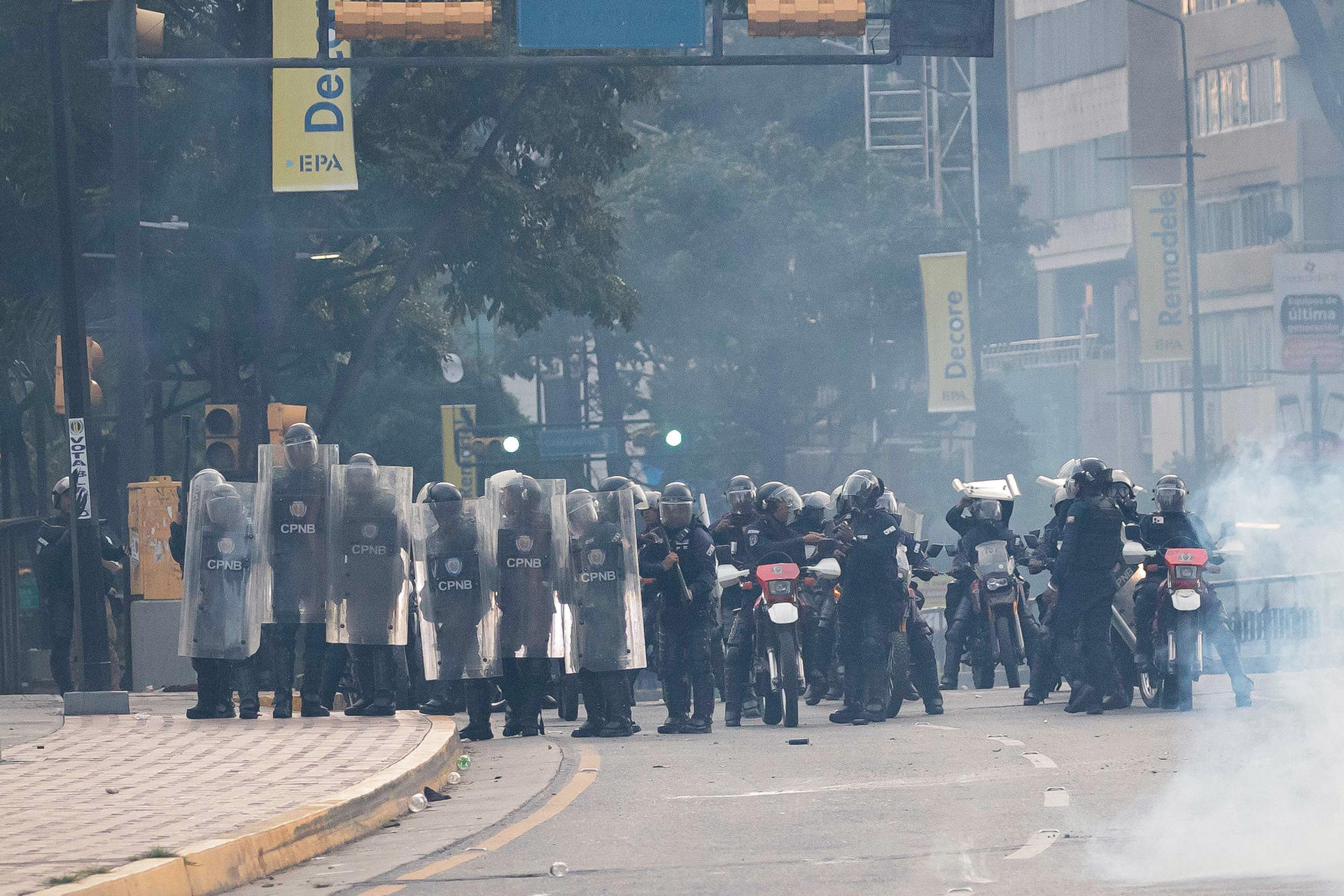 Integrantes de la Policía Nacional Bolivariana (PNB) enfrentan a manifestantes opositores el lunes 29 de julio de 2024, durante una protesta contra de los resultados de las elecciones presidenciales en Caracas (Venezuela). EFE/ Ronald Peña R.