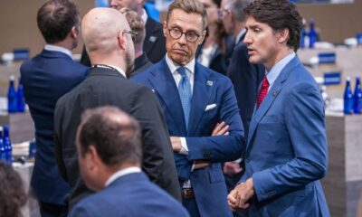 El Primer Ministro de Canadá, Justin Trudeau (d), y el Presidente de Finlandia, Alexander Stubb (c), conversan antes de la reunión del Consejo del Atlántico Norte en la Cumbre del 75º Aniversario de la OTAN en Washington, DC , EE. UU. EFE/Shawn Thew
