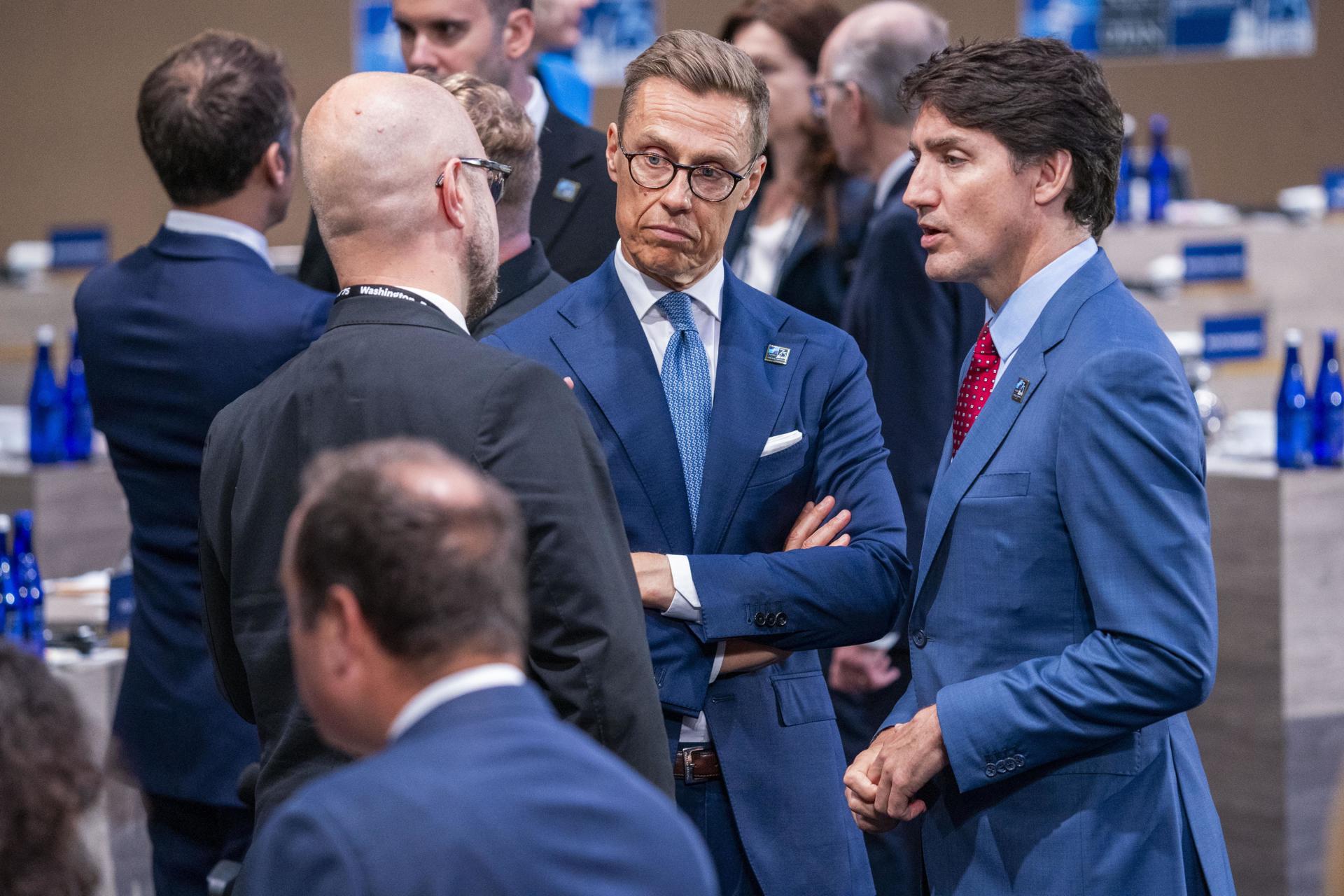 El Primer Ministro de Canadá, Justin Trudeau (d), y el Presidente de Finlandia, Alexander Stubb (c), conversan antes de la reunión del Consejo del Atlántico Norte en la Cumbre del 75º Aniversario de la OTAN en Washington, DC , EE. UU. EFE/Shawn Thew