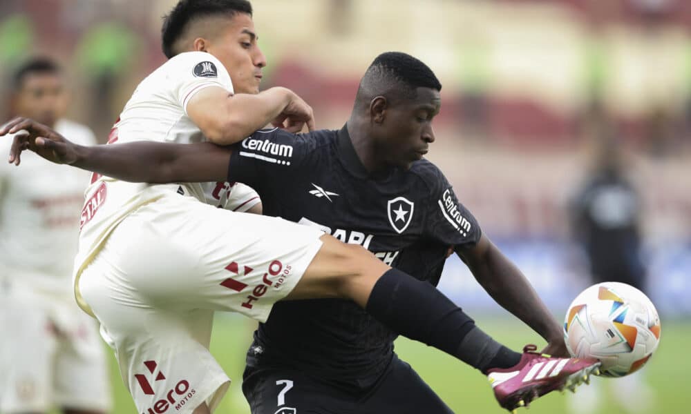 Fotografía de archivo en la que se registró a Luiz Henrique André (d), extremo del Botafogo, quien anotó el gol de la victoria de su equipo por 1-0 sobre Internacional de Porto Alegre, en partido de la fecha 18 del Brasileirao. EFE/Paolo Aguilar