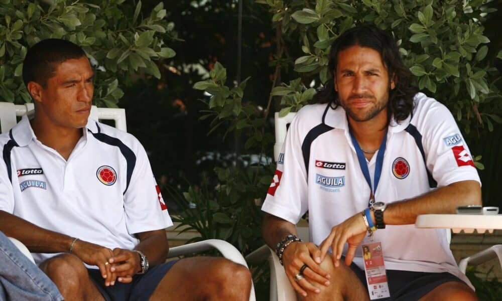 Fotografía de archivo, tomada en junio de 2007, en la que se registró a los entonces defensores centrales de la selección colombiana de fútbol, Iván Ramiro Cordoba (i) y Mario Alberto Yepes, antes del debut de su equipo en la Copa América de Venezuela. EFE/Leo La Valle