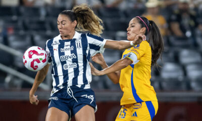 Marie Burkenroad (i) de Monterrey disputa el balón con Cristina Ferral de Tigres. Imagen de archivo. EFE/ Miguel Sierra