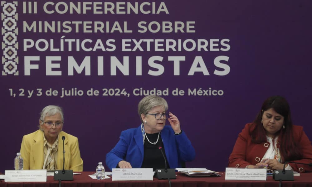 La canciller mexicana Alicia Bárcena (c) y las senadoras Olga Sánchez Cordero (i) y Marcela Mora Arellano (d), participan en la clausura de la III Conferencia Ministerial sobre Políticas Exteriores Feministas, este miércoles en Ciudad de México (México). EFE/Isaac Esquivel