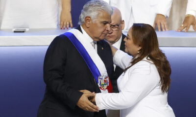 El presidente de Panamá, José Raúl Mulino (i), saluda a la presidenta de la Asamblea Nacional de Panamá, Dana Castañeda, durante su investidura este lunes, en la Ciudad de Panamá (Panamá). EFE/ Bienvenido Velasco