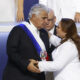 El presidente de Panamá, José Raúl Mulino (i), saluda a la presidenta de la Asamblea Nacional de Panamá, Dana Castañeda, durante su investidura este lunes, en la Ciudad de Panamá (Panamá). EFE/ Bienvenido Velasco
