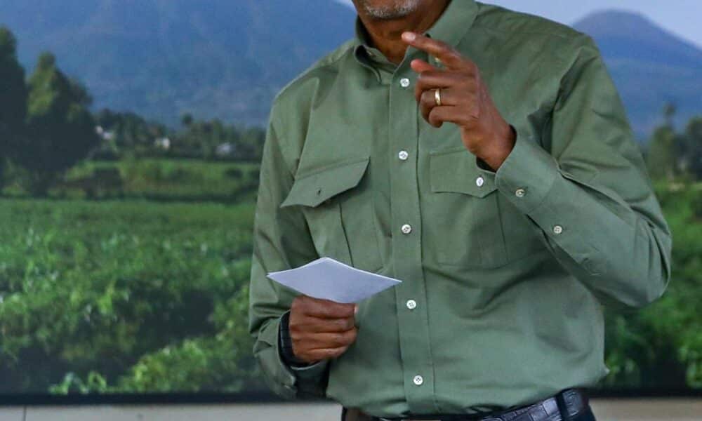 El presidente de Ruanda, Paul Kagame, emite su voto en la Escuela Secundaria Técnica SOS de Kigali, Ruanda, el 15 de julio de 2024. El presidente en ejercicio de Ruanda, Paul Kagame, busca un cuarto mandato, ya que 9,7 millones de ciudadanos ruandeses tienen derecho a votar para elegir un presidente y miembros del parlamento que ejercerán sus funciones durante los próximos cinco años. (Elecciones, Ruanda) EFE/EPA/DANIEL IRUNGU