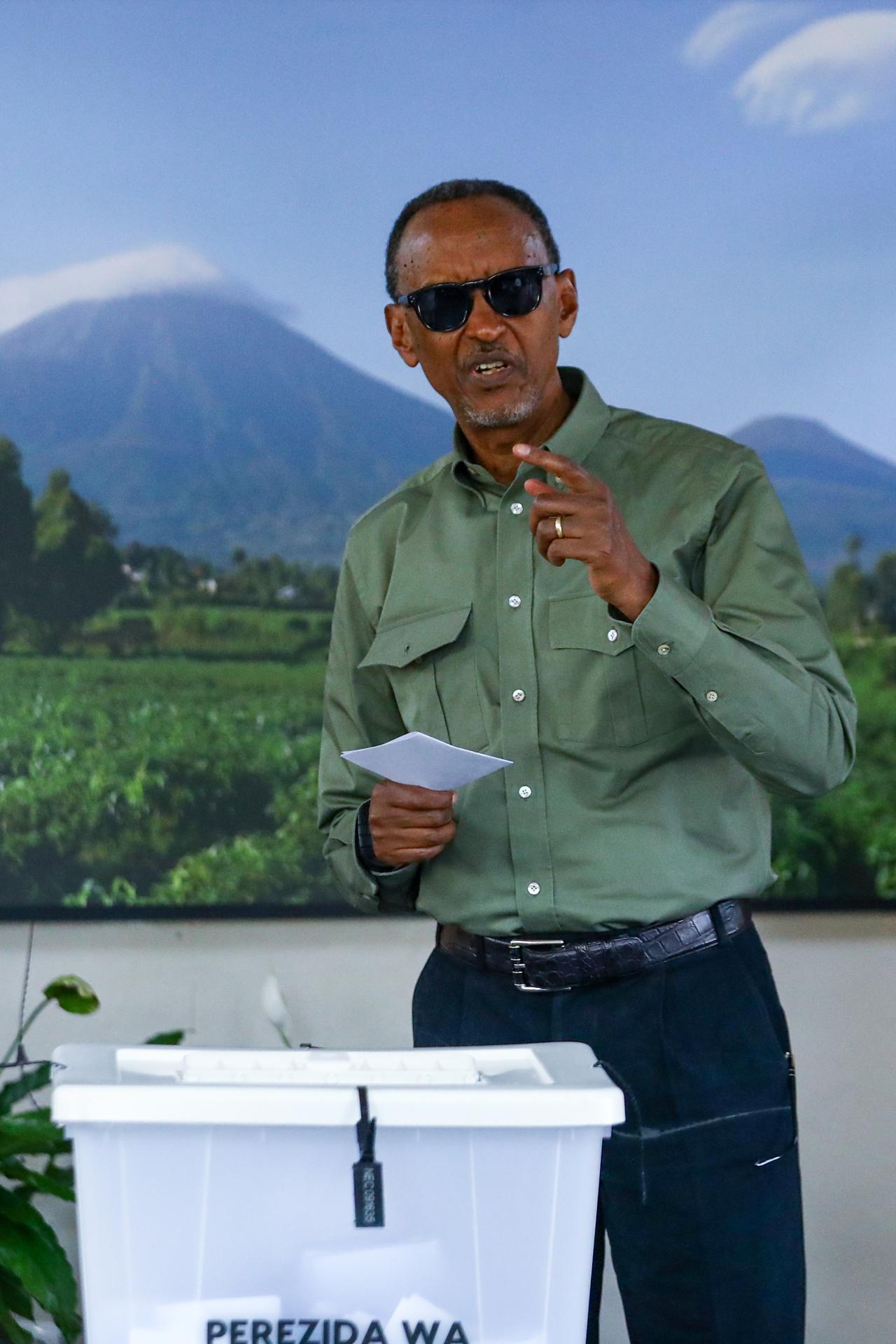 El presidente de Ruanda, Paul Kagame, emite su voto en la Escuela Secundaria Técnica SOS de Kigali, Ruanda, el 15 de julio de 2024. El presidente en ejercicio de Ruanda, Paul Kagame, busca un cuarto mandato, ya que 9,7 millones de ciudadanos ruandeses tienen derecho a votar para elegir un presidente y miembros del parlamento que ejercerán sus funciones durante los próximos cinco años. (Elecciones, Ruanda) EFE/EPA/DANIEL IRUNGU