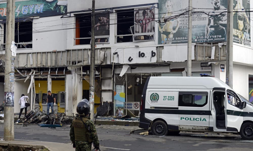 Fotografía de archivo en la que se ven investigadores de la Policía colombiana mientras recogen evidencias luego de una explosión en Jamundí (Colombia) en junio pasado. El suroeste de Colombia es una de las zonas donde opera la principal disidencia de las antiguas FARC. EFE/Ernesto Guzmán Jr.