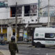 Fotografía de archivo en la que se ven investigadores de la Policía colombiana mientras recogen evidencias luego de una explosión en Jamundí (Colombia) en junio pasado. El suroeste de Colombia es una de las zonas donde opera la principal disidencia de las antiguas FARC. EFE/Ernesto Guzmán Jr.