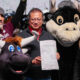 El presidente de Colombia, Gustavo Petro (c), sostiene el documento en el que sanciona la ley que prohíbe las corridas de toros, este 22 de julio de 2024 en la plaza de toros La Santamaría, en Bogotá (Colombia). EFE/Carlos Ortega
