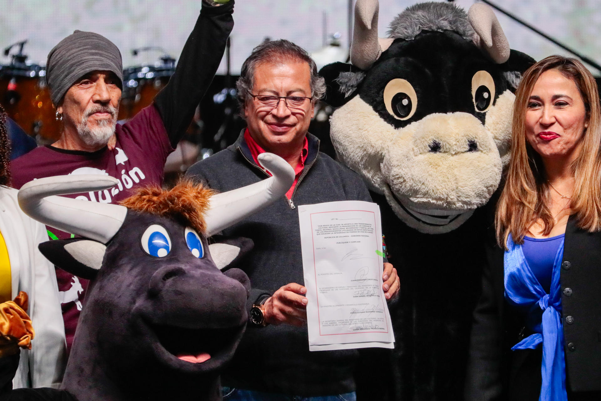 El presidente de Colombia, Gustavo Petro (c), sostiene el documento en el que sanciona la ley que prohíbe las corridas de toros, este 22 de julio de 2024 en la plaza de toros La Santamaría, en Bogotá (Colombia). EFE/Carlos Ortega