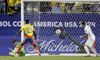 El portero uruguayo Sergio Rochet (I) y Mathias Olivera, así como el colombiano Davinson Sánchez, observan un gol marcado por el colombiano Jefferson Lerma (no en la foto) durante la Copa América. EFE/EPA/ERIK S. MENOR