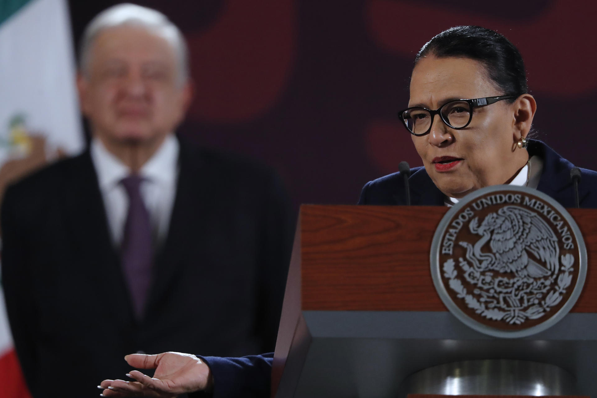 La Secretaría de Seguridad y Protección Ciudadana (SSPC), Rosa Icela Rodríguez, habla durante la rueda de prensa matutina del presidente de México, Andrés Manuel López Obrador, en Palacio Nacional, este viernes, en Ciudad de México (México). EFE/ Mario Guzmán