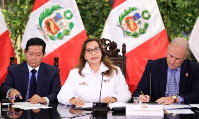 Fotografía cedida por la presidencia del Perú de la presidenta Dina Boluarte junto a algunos ministros durante una rueda de prensa este lunes en Lima (Perú). EFE/ Presidencia Del Perú