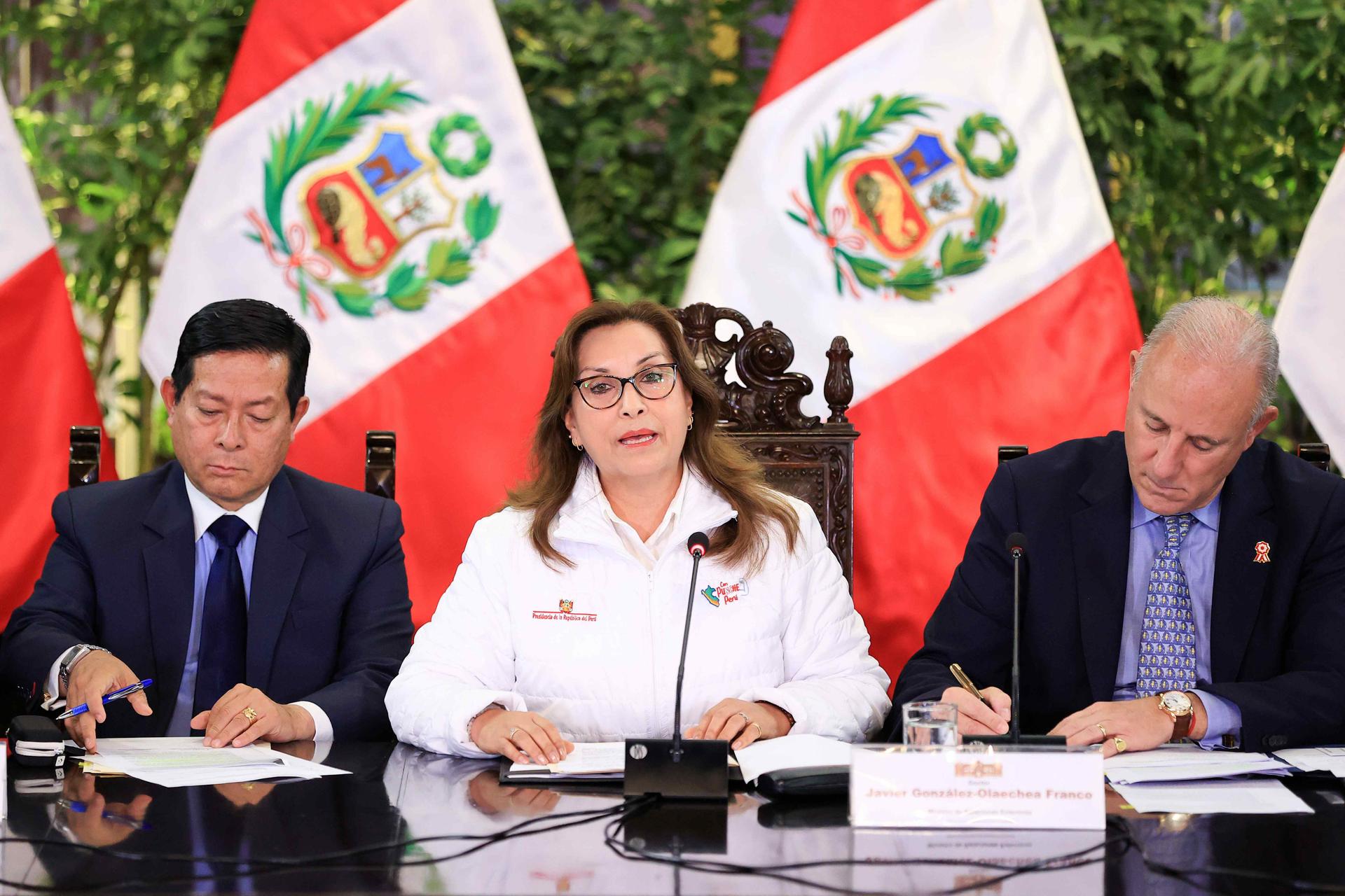 Fotografía cedida por la presidencia del Perú de la presidenta Dina Boluarte junto a algunos ministros durante una rueda de prensa este lunes en Lima (Perú). EFE/ Presidencia Del Perú
