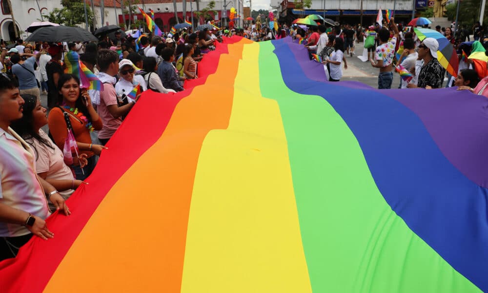 Varias personas participan durante una marcha con motivo del Día del Orgullo LGTBI, este domingo en Tapachula (México). EFE/Juan Manuel Blanco