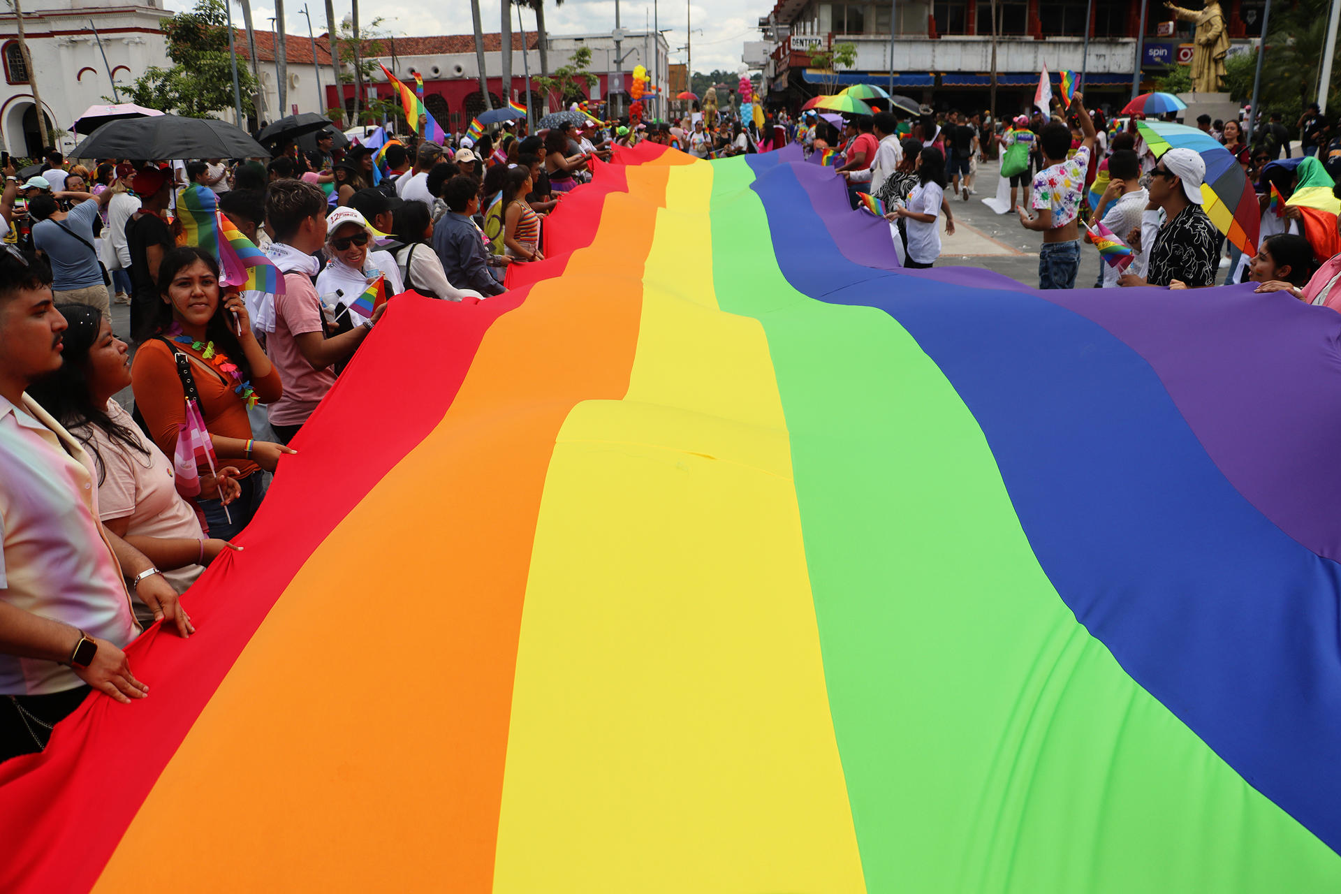 Varias personas participan durante una marcha con motivo del Día del Orgullo LGTBI, este domingo en Tapachula (México). EFE/Juan Manuel Blanco