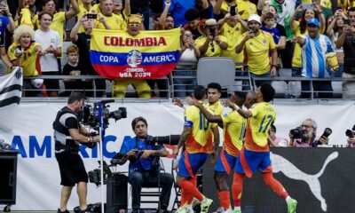 James Rodríguez (i) de Colombia reacciona con sus compañeros después de anotar el gol en la Copa América 2024. EFE/EPA/JUAN G. MABANGLO