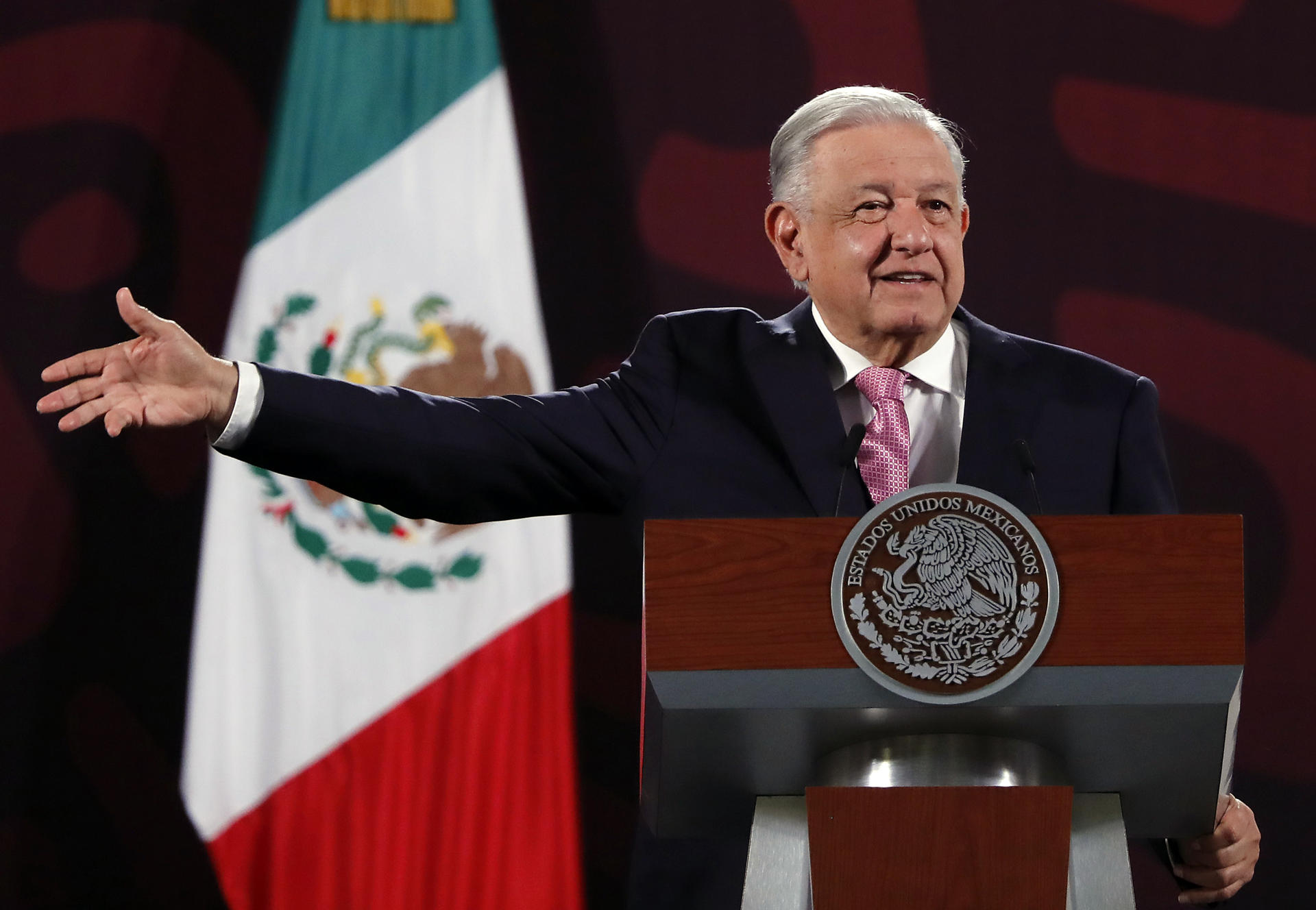 El Presidente de México Andrés Manuel López Obrador habla este jueves durante una conferencia de prensa matutina en Palacio Nacional de Ciudad de México (México). EFE/Mario Guzmán