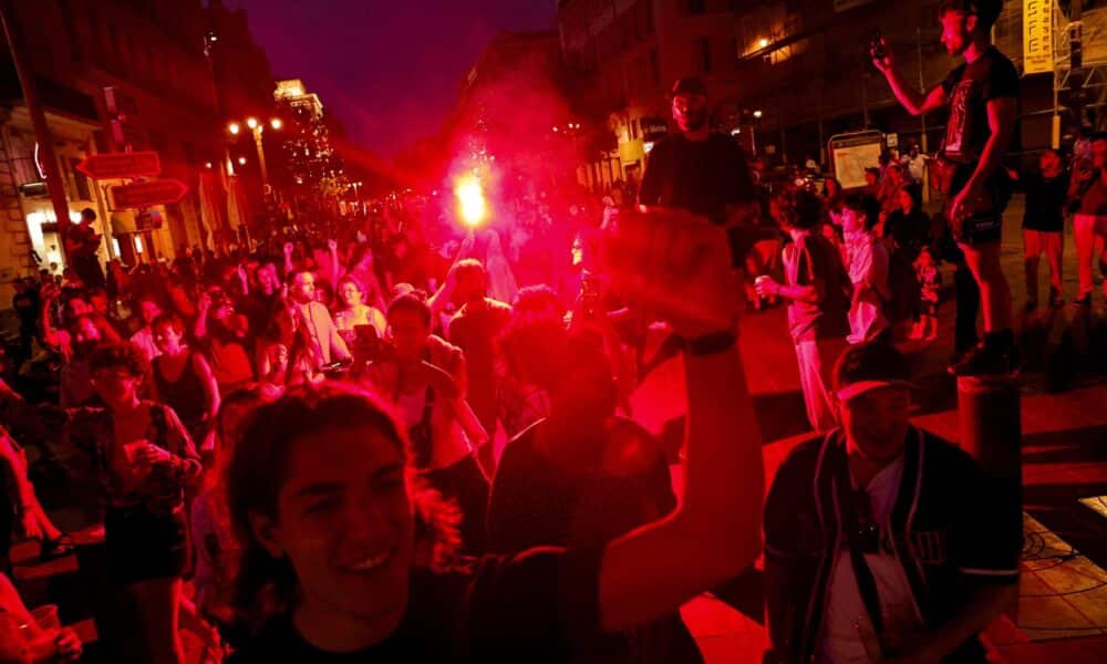 La gente reacciona tras el anuncio de los resultados de la segunda vuelta de las elecciones legislativas francesas, en Marsella, sur de Francia. EFE/EPA/TERESA SUAREZ