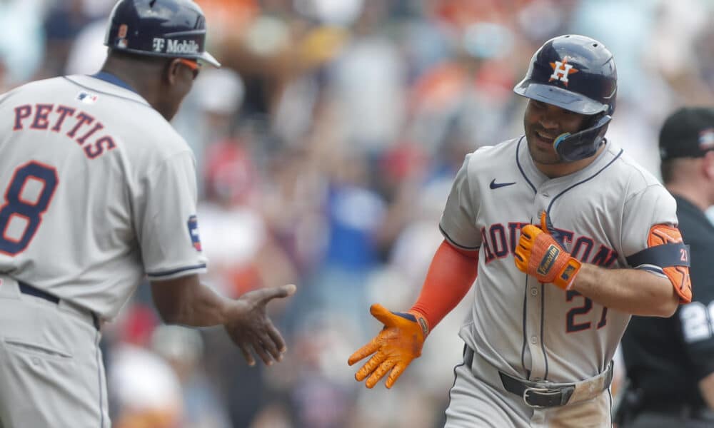 Fotografía de archivo en la que se registró al venezolano José Altuve (d), segunda base de los Astros de Houston, quien aportó un jonrón de tres carreras para guiar el triunfo de su equipo 6-3 sobre los Rangers de Texas en la MLB. EFE/ Isaac Esquivel